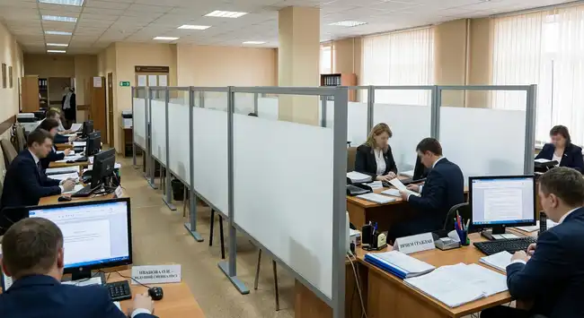 Офис государственной организации в Крыму со стеклянными перегородками